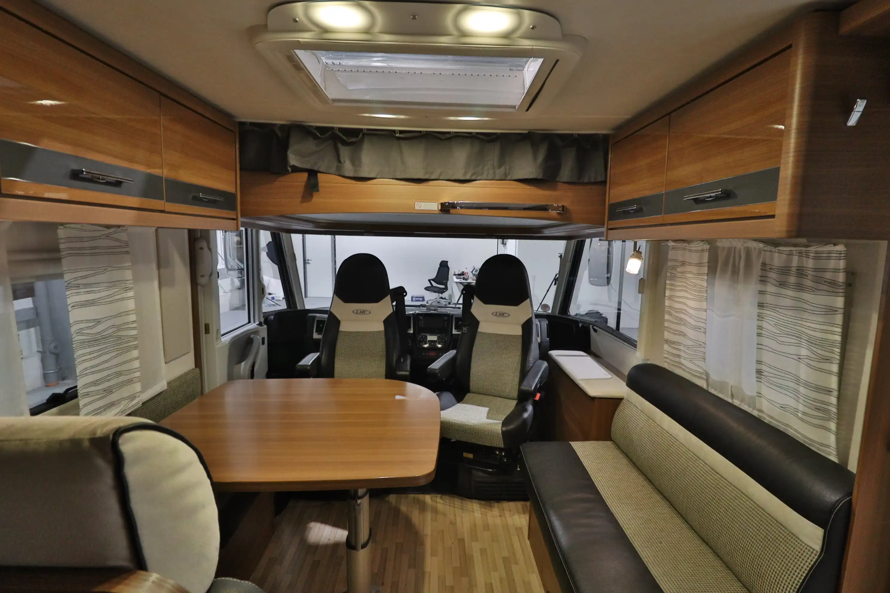 LMC Explorer I 585 Blackline 